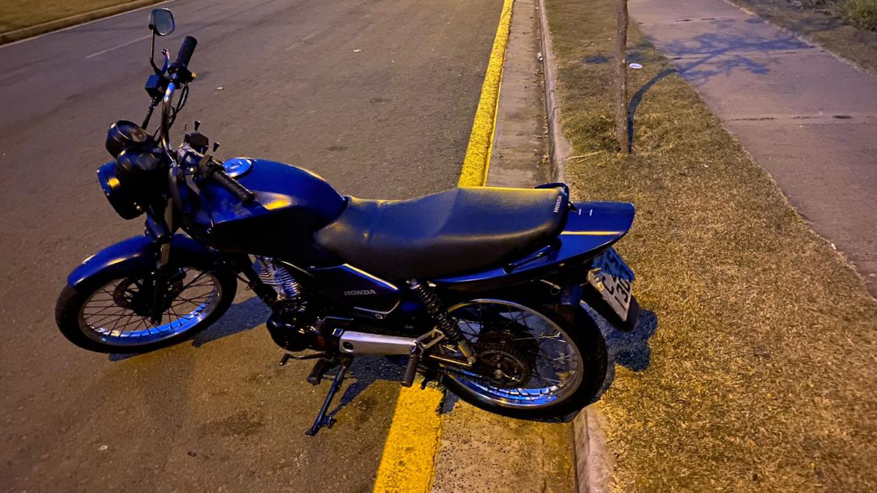 Foto 2 de 3 — Adolescentes são detidos com moto furtada pela Força Tática